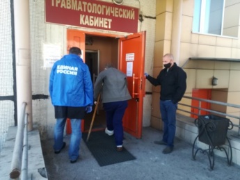 Волонтеры доставили жительницу Черногорска к врачу