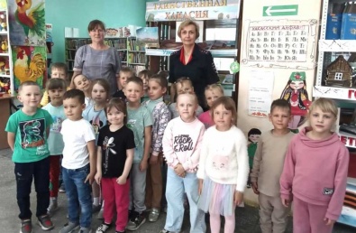 В Черногорске Госавтоинспекция и Центральная детская библиотека устроили для дошкольников дорожные приключения